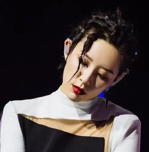 李斯丹妮的妆容真的好飒3个技巧画法你也可以pick出飒美气质脸型修容眼妆唇妆网易订阅
