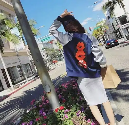 自然系女神都有一件吊带裙用白t打造令人怦然心动的清新感
