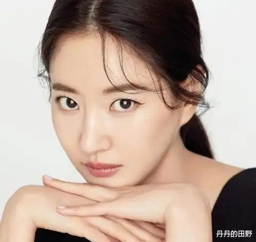 曾经靠出演三级片走红的性感女神,年过四十风韵犹存,粉丝真有眼
