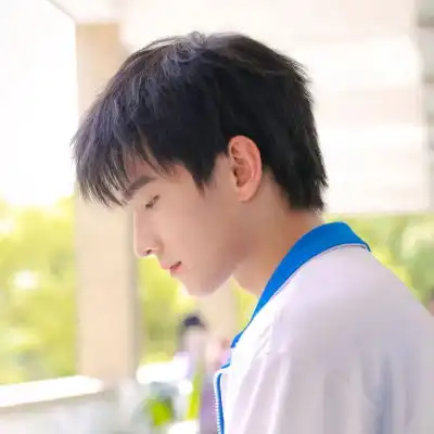 2023学生时代温柔男生头像
