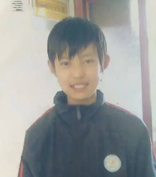 青海13岁女孩跟同学河边野炊时失踪,家人寻找十年无音讯父亲想起女儿揪心痛
