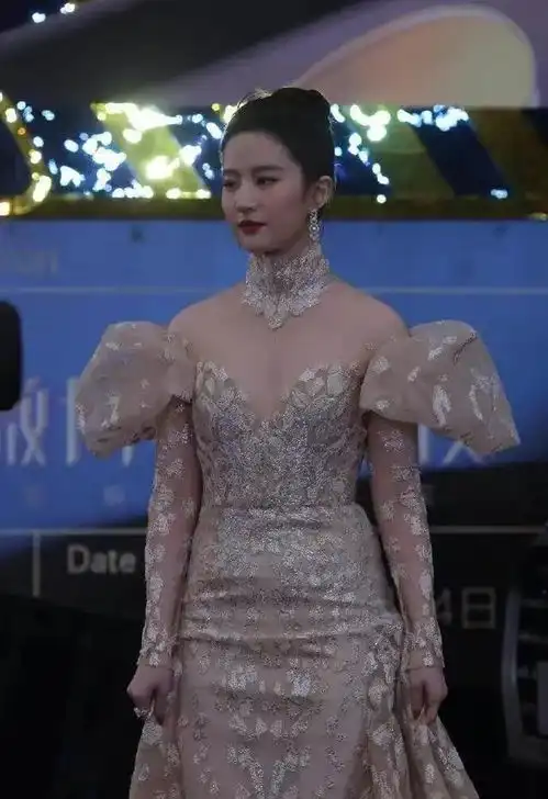 哪家媒体这么勇刘亦菲的图不精修就发出来,身材状态很真实
