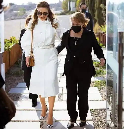 约旦国王夫妇共度妇女节51岁王后风情万种,穿开叉裙笑容好甜美
