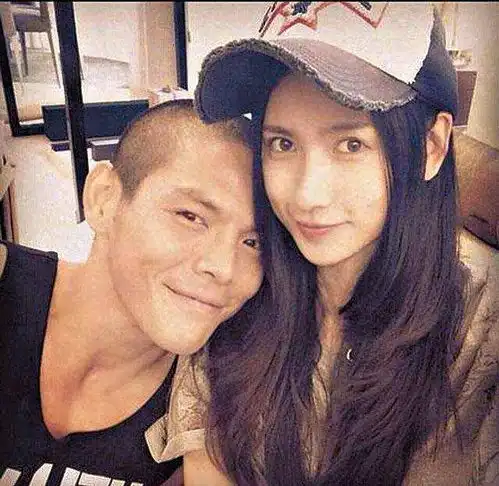 郭碧婷产女,72岁的向华强终于有了孙女,这一天他等了22年
