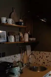 瑜伽老师的81㎡沉静舒适居所,格调深色,营造文艺复古气质
