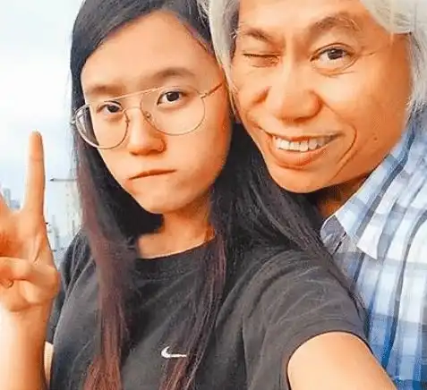 那对相差了40岁的爷孙恋,如今过去6年,少女脸上的笑容已不在
