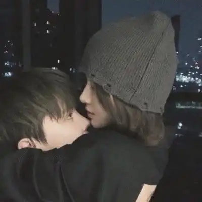 情侣头像九我是在陪我喜欢的男孩子长大
