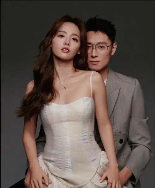 张嘉倪夫妇高调秀恩爱拍大片不忘玫瑰花陪衬,俊男靓女超级般配
