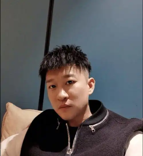 曹云金又干缺德事强行拽拉女生上车,怒怼让司机快开车
