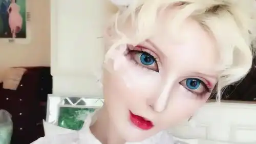 90后姑娘,数十次整容终成真人芭比,网友欣赏不来
