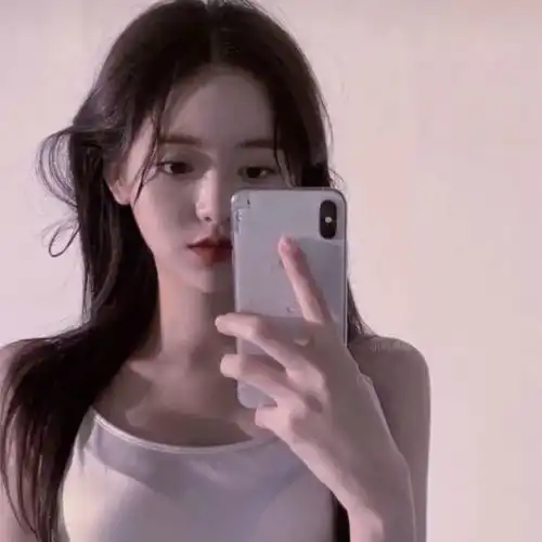 头像爱情哪有那么复杂能让你开开心心笑得最甜的那个人就是对的人
