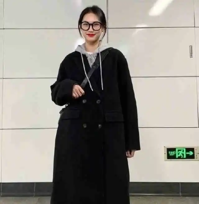 穿大衣时别再搭配瘦腿裤了,试试这么穿,特时髦
