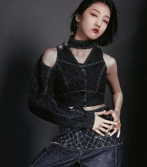 火箭少女同系列海报pk,孟美岐宫廷装扮很禁欲,却输给高级脸的她

