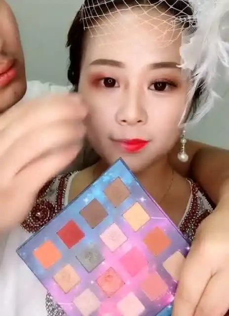 老公嫌我太丑,亲自给我化妆,妆后婆婆都夸好看
