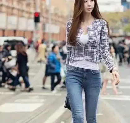 穿紧身牛仔裤的美女,散发着一种让人无法抵抗的魅力
