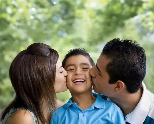 父母背井离乡打工挣钱,却换来这样的结局,再难也要把娃带在身边
