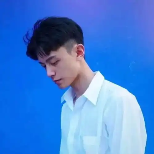 男生头像相爱是山长水阔最后是你
