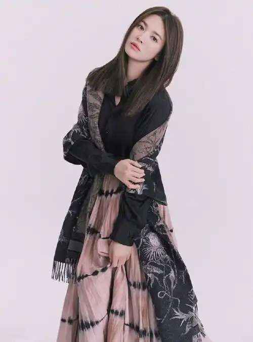 宋慧乔美丽依旧自然清新又风情万种
