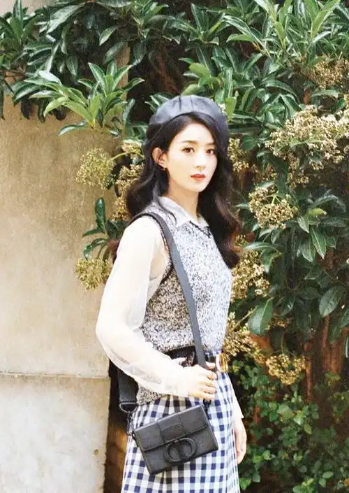 辣妈赵丽颖再次出镜,手捧鲜花风情万种,粉丝我没看错吧
