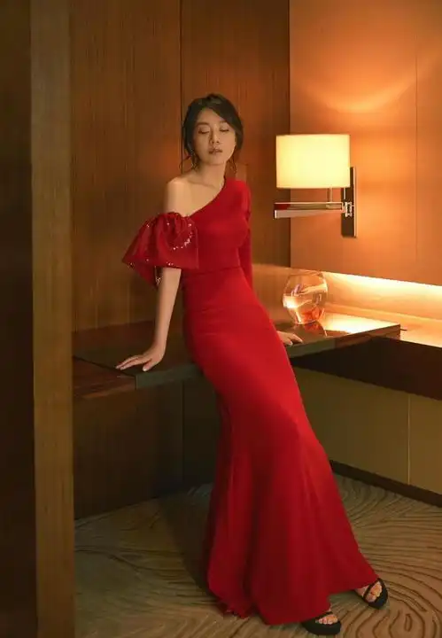 闫妮瘦了真敢穿短裤都快看不到了,长腿太抢镜
