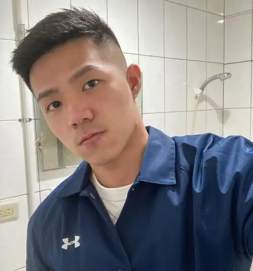 男生中分头已经out了如今流行自然帅气的发型,清新阳光
