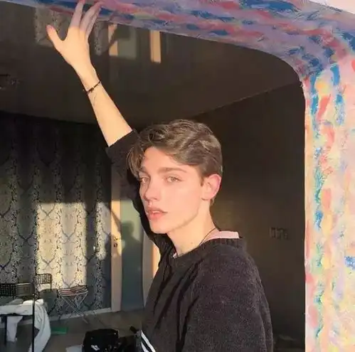 一个人至少拥有一个梦想
