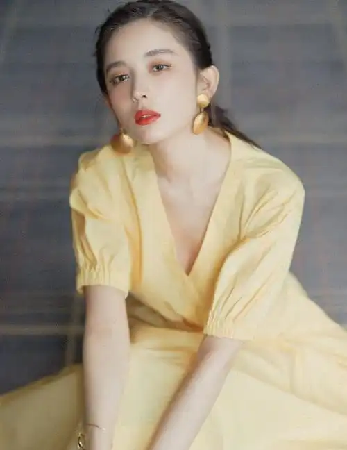 娜扎近照公开,港风黄裙勒出蚂蚁腰,撞衫刘亦菲你选谁
