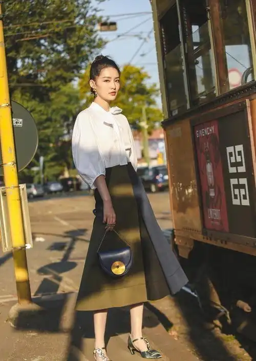 30岁李沁好甜,穿白色露肩礼服清纯明媚,尽显女神范儿
