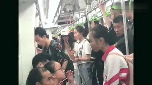 小伙在地铁打电话,女友给自己留了个绿帽走了,小姐姐表情亮了
