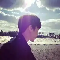 眼泪可以尽量不落,但心痛的无法停止
