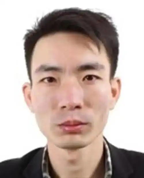 司机帮乘客抬行李箱,发现不对劲见此人,速报警
