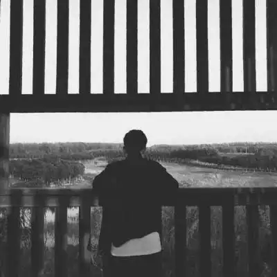 霸气忧伤的情侣头像黑白背影一男一女可爱点
