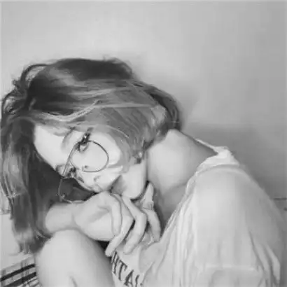 女生黑白头像伤感高清,愿你始终不疑真心
