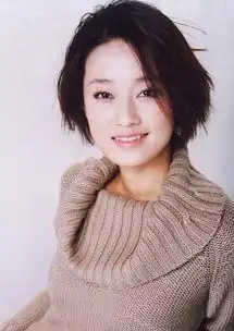 学马伊琍一头短发展现万种风情
