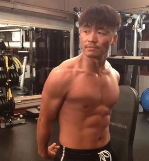 彭于晏看看我的腹肌,郭富城看看我的,王宝强麻烦让让
