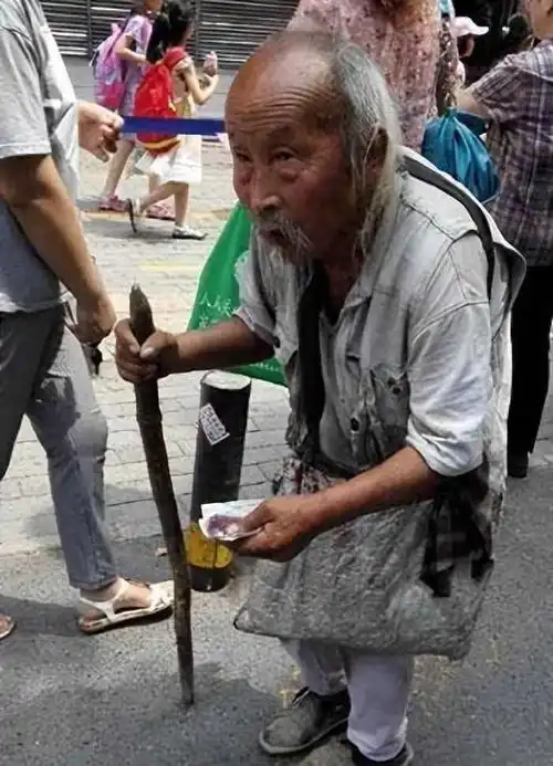 15年河南103岁老汉沿街乞讨,被发现时称对不起,给国家抹黑了
