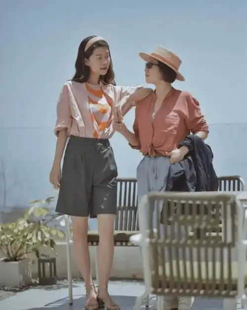 这位中年女人和年轻人穿同款,时尚减龄活力满满,成熟中透着高级
