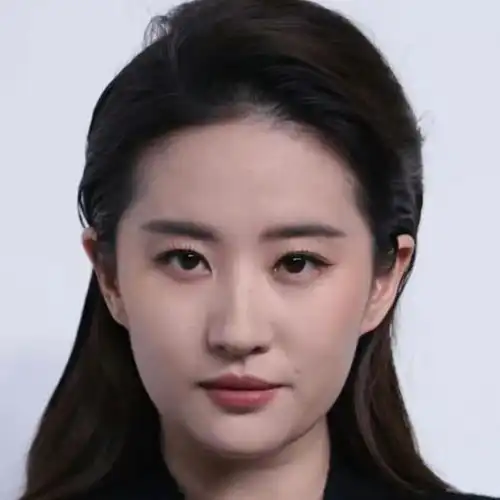 女明星也救不了lv丑衣服刘亦菲裙子遭吐槽,钟楚曦造型一言难尽
