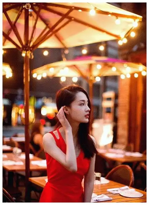 美女明星李沁身着红色长裙娇俏清丽明媚动人写真

