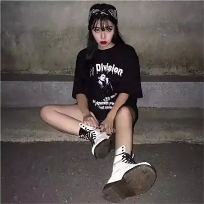 用笑掩饰伤的女人,头像霸气超拽女生简短
