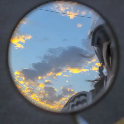 背景图眼里有光光里有深渊
