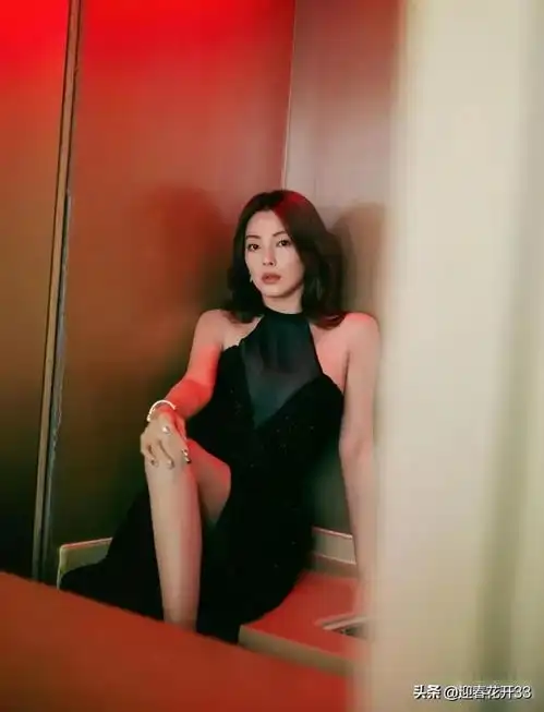 张雨绮新春花朵裙美出新高度,雍容华贵,明艳动人,风情万种
