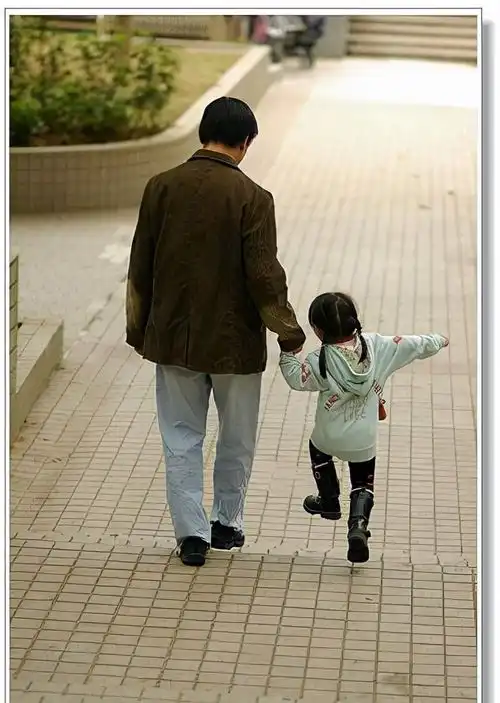 孩子离开妈妈一分钟,被陌生女人从顶楼扔下,孩子落地曾伸手求抱
