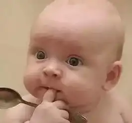 如何改正小宝宝吃手的不良习惯
