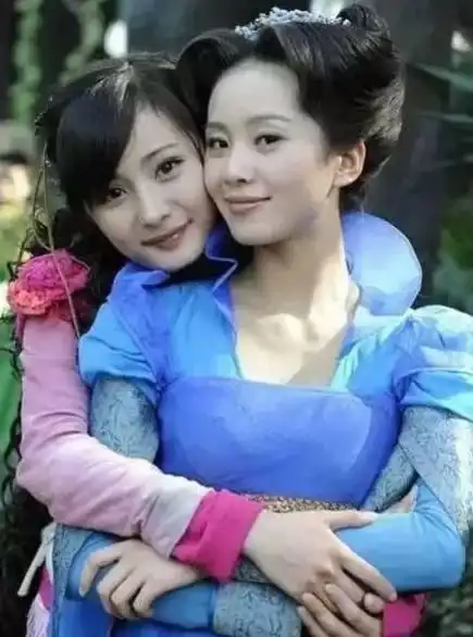 仙剑3演员营业了看杨幂刘诗诗同框感情好不好,看凳子就知道
