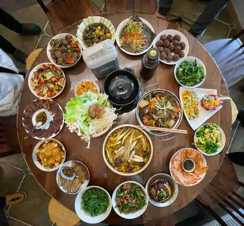 江西一老板年终聚餐,通知员工去的人自费扣100,不去扣600

