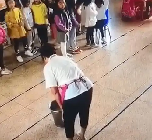 漳州心痛5岁男童幼儿园打闹,不慎跌入滚烫汤水桶中,躯干下肢重度烫伤
