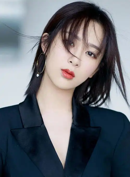 杨紫又穿西装连体裤凹造型,瘦了之后自信满满,又美又飒让人羡慕
