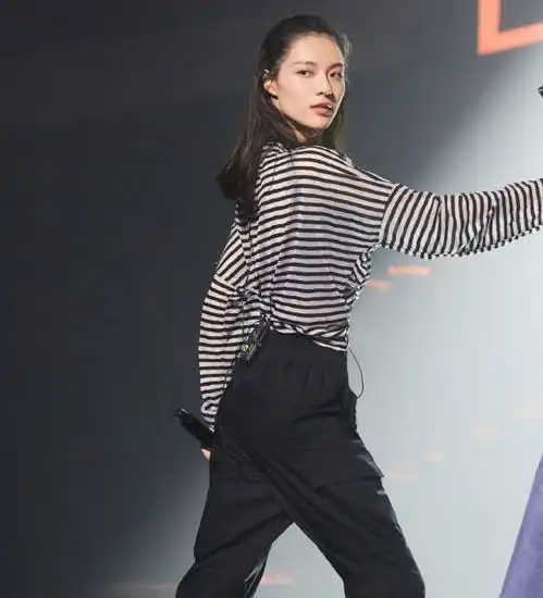 红毯上风情万种的她,私服穿搭也太酷了吧
