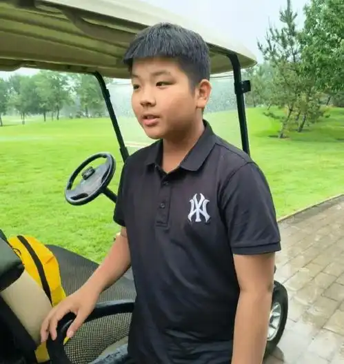 黄圣依儿子安迪获高尔夫冠军12岁身材魁梧高大
